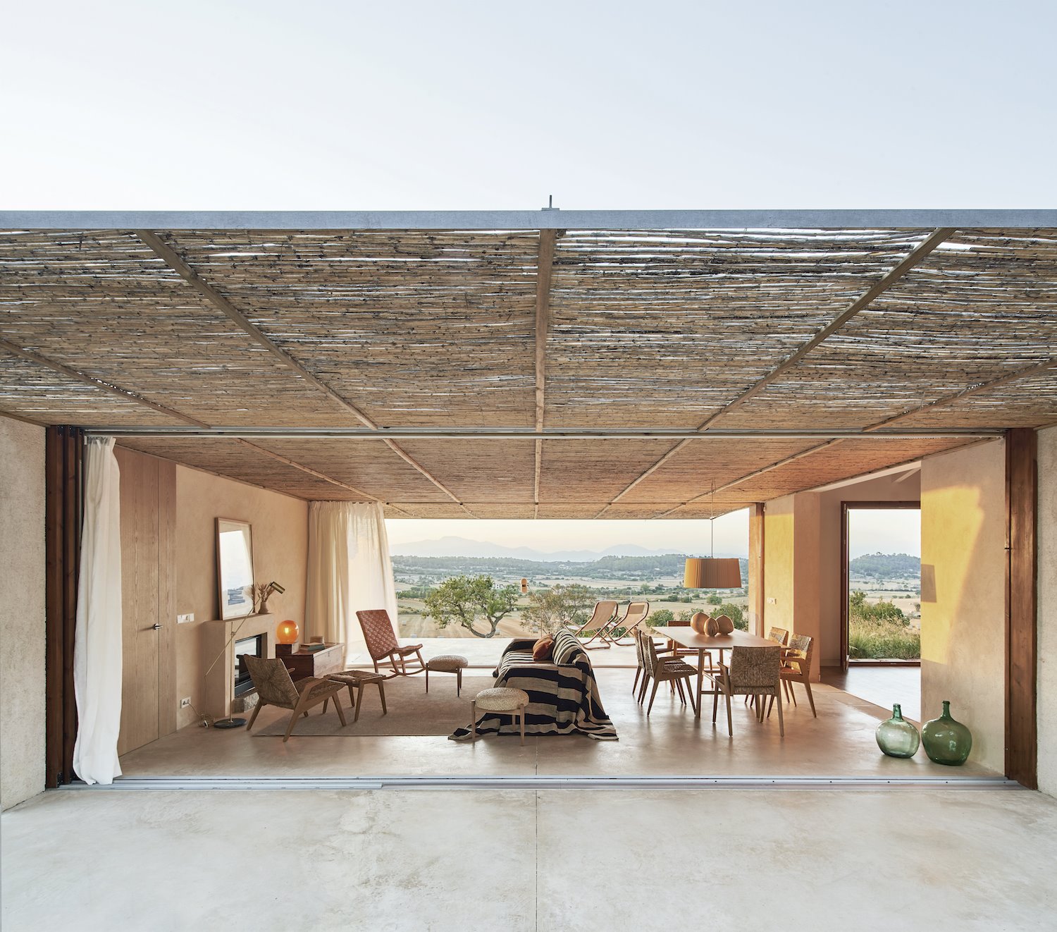 vistas-del-salon-abierto-de-casa-en-mallorca-del-estudio-de-arquitectura-ohlab_3e139010_1500x1322